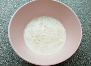 即食麦片用牛奶泡十分钟左右。