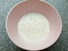 即食麦片用牛奶泡十分钟左右。