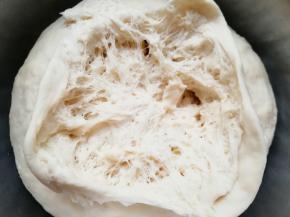 看看发酵好的中种面团:面团从中间扒开，里面呈蜂窝状，说明面团发酵的很好。