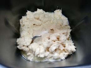 面包机桶内依次加入泡好的牛奶麦片、水、玉米油，糖和盐对角放，加入高筋面粉和全麦粉，将中种面团撕碎放入面包机桶内，最后加入干酵母。