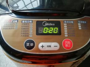 启动面包机的“自动和面”程序，时间选择20分钟，20分钟以后检查面团的状态，根据面团的状态然后再选择“自动和面”10-20分钟。