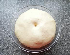 手指粘干粉戳入面团中，看一下面团的发酵状态，微微回缩即可。