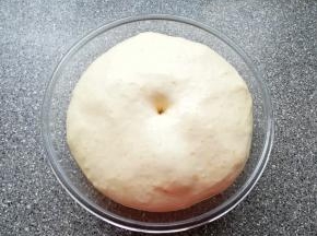 手指粘干粉戳入面团中，看一下面团的发酵状态，微微回缩即可。