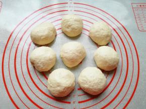 发酵好的面团轻拍排气，分成8小份。