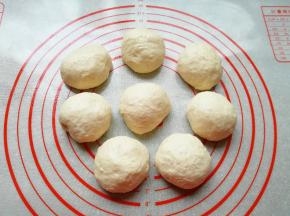 发酵好的面团轻拍排气，分成8小份。