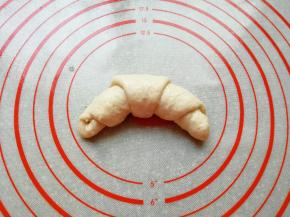 从大头卷起，做成羊角包生胚。