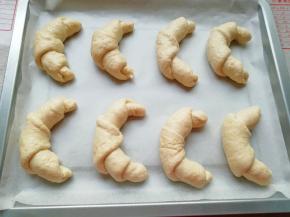  烤盘上铺油纸，放上做好的羊角包生胚。