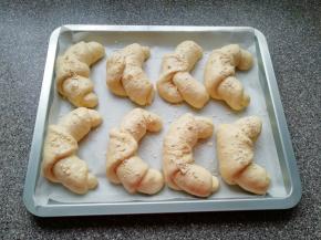 发酵好的羊角包从烤箱里取出，刷一层水，撒上即食麦片。
烤箱上下管180度预热。