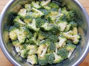 西兰花掰成小朵，用淡盐水浸泡15分钟左右。