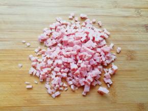 午餐肉切成小丁。