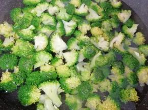 锅内放水烧开，放一点盐和食用油，下入西兰花焯水，水开即可捞出，控干水分备用。