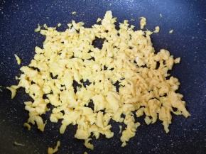 土鸡蛋打散，炒锅内倒适量的食用油烧热，倒入蛋液，用筷子快速划炒定型关火，炒好的鸡蛋盛出备用。