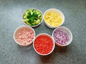 一切准备就绪，开始炒饭了。