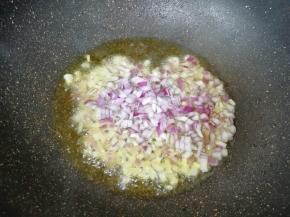 炒锅倒入适量的食用油继续烧热，下入洋葱炒香。