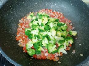 下入西兰花，放一点盐翻炒均匀。