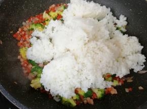 下入米饭翻炒均匀。