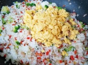 下入鸡蛋翻炒均匀。