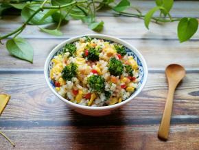 西兰花蛋炒饭做好了。