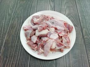 买回来的水鸭浸泡一会，然后洗干净(买时直接让营业员剁好)
