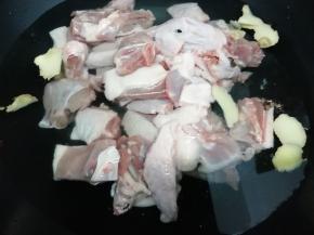 锅里加入适量的水，姜，花椒和料酒，然后再把水鸭放入锅中焯水，去除血水