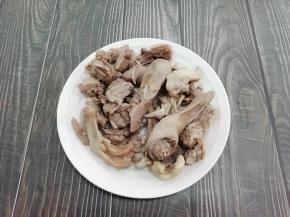 焯好水的水鸭捞出