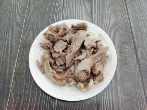 焯好水的水鸭捞出