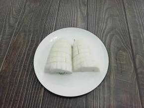 将萝卜洗干净去皮，切成适当的块