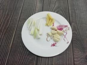 把姜葱切成条，蒜切成片