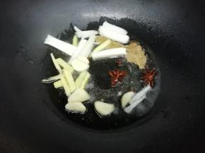 锅中加入适量的油，然后烧到七成热时，把葱，姜，蒜，花椒，大料，香叶放入锅中炒香