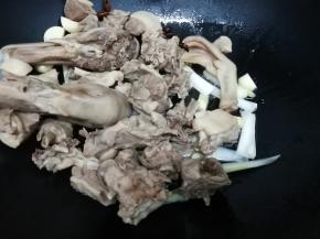 然后把焯好的水鸭放入锅中，翻炒片刻