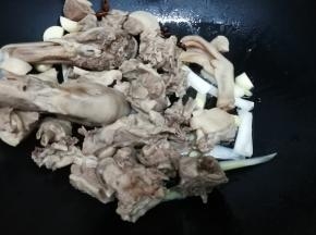 然后把焯好的水鸭放入锅中，翻炒片刻