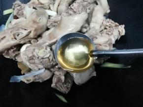 再倒入料酒，翻炒均匀