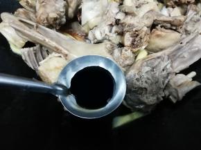 倒入生抽，翻炒均匀