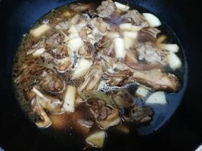 在加入和食材一平的水大火烧开，再转中火煮到鸭子熟为止，转大火收汁，关火出锅