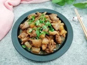 装入盘中，上面撒上香菜碎和小葱碎即可