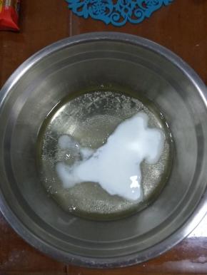 玉米油，酸奶，糖粉，盐放锅里搅拌均匀