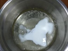 玉米油，酸奶，糖粉，盐放锅里搅拌均匀