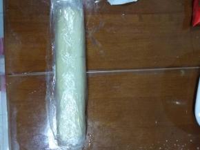 整理成长方形或者圆形，用保鲜袋装起来放入冰箱冷藏1小时