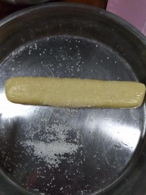 取出后滚上粗砂糖