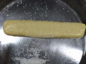 取出后滚上粗砂糖