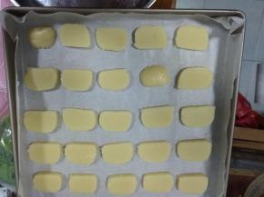 放入烤盘，烤箱160度预热10分钟，放入烤箱160度烤30分钟饼干上色即可，根据饼干的薄厚来调节烤箱的时间