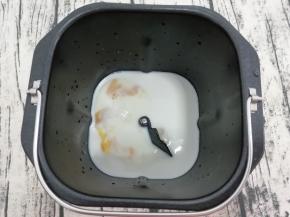 先把鸡蛋，牛奶，白糖和盐放入面包桶中