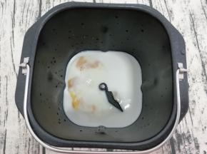 先把鸡蛋，牛奶，白糖和盐放入面包桶中