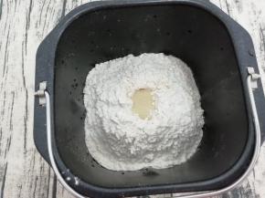 然后再放入面粉和酵母