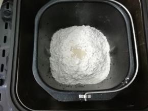 把面包桶放入面包机中揉30分钟