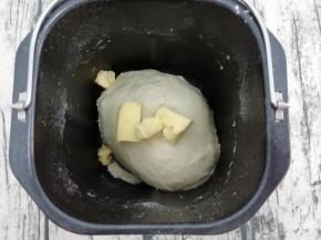 加入软化好的黄油，再次揉面20分钟