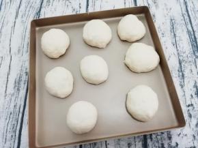 拿出排气，分成均等的8份，盖上保鲜膜松弛二十分钟