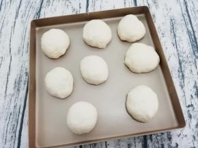 拿出排气，分成均等的8份，盖上保鲜膜松弛二十分钟