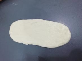 松弛好后，将面团擀成牛舌状