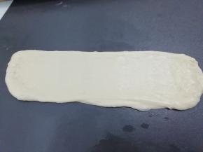 再次擀成细长的牛舌状